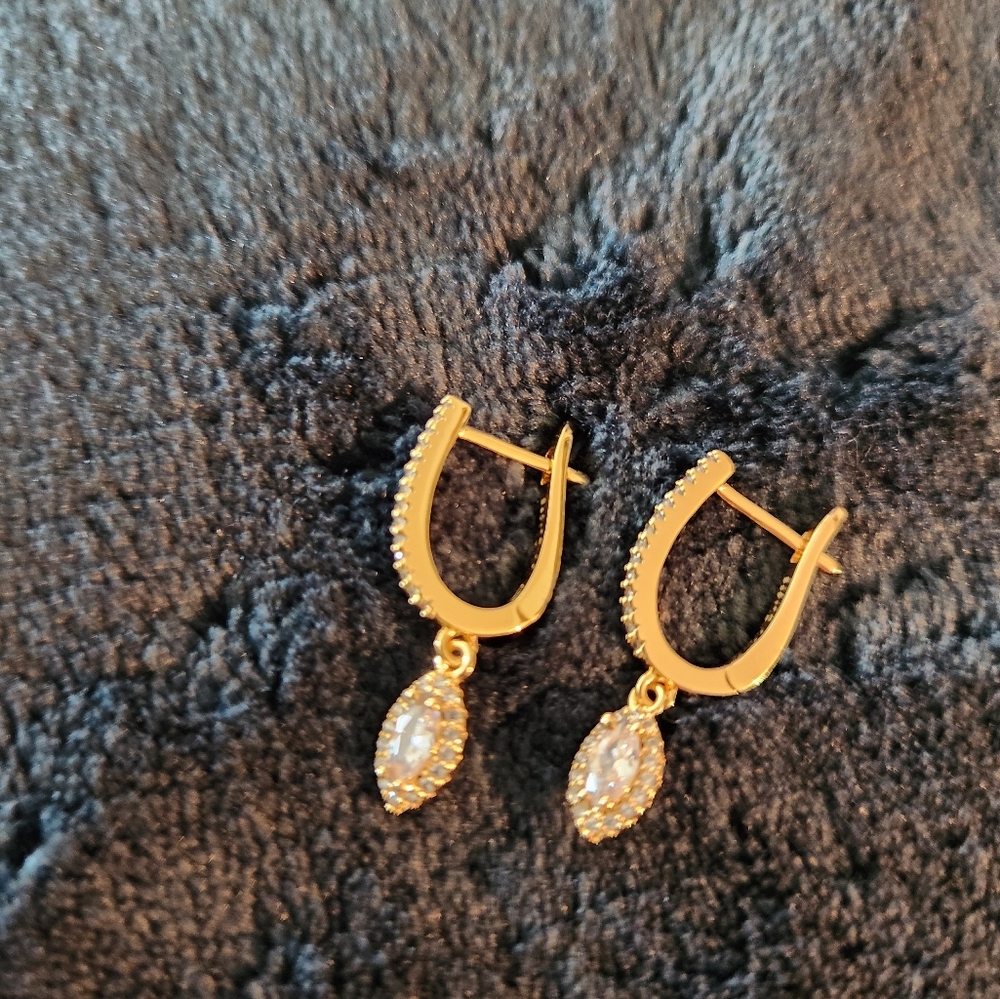 💥Sale💥 Elegant Lili Claspe 14k Goldplated U- Shape Earring with CZ Accents